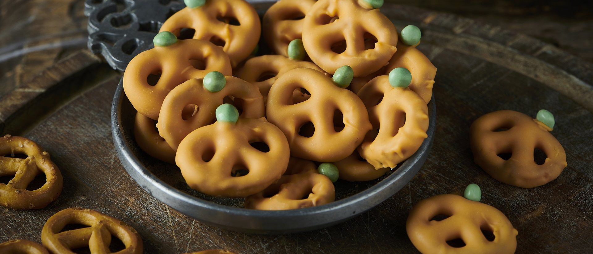 2444_Halloween Pretzel Pumpkins